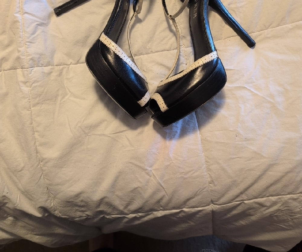 Lauren Ralph Lauren Black and Cream Heels - Picture 4 of 4